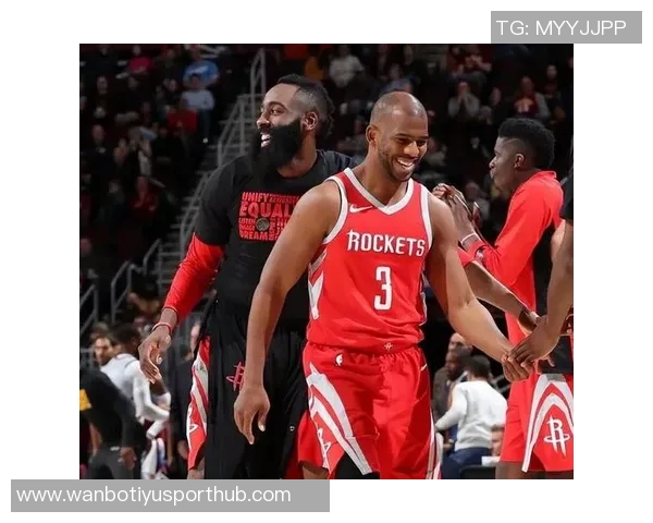 马克西热情寒暄哈登却被冷落哈登心不在焉左右游走显无奈