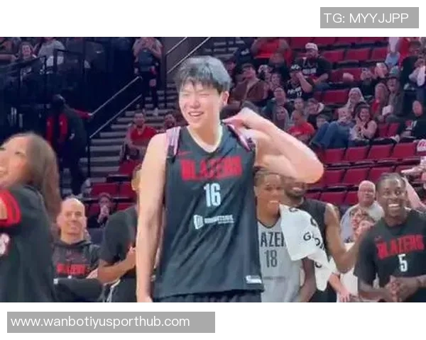 开拓者众将亮相秀场杨瀚森背粉色书包格兰特传统服饰引关注