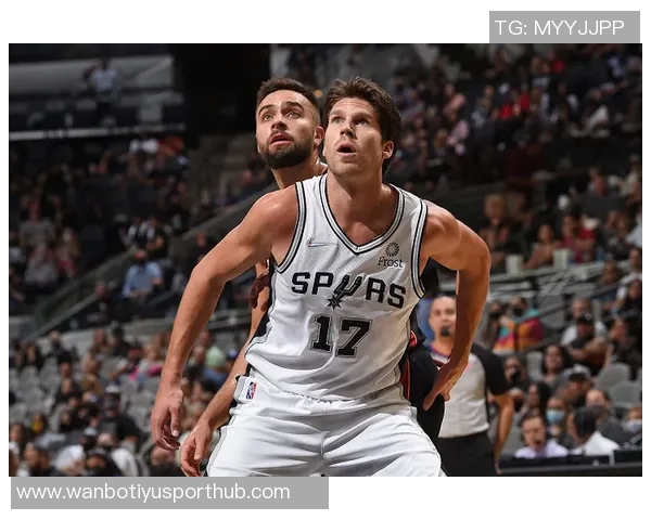 文班在季前赛频繁失误米奇称其为尝试新打法与阵容磨合的必要过程 文班在季前赛频繁失误米奇称其为尝试新打法与阵容磨合的必要过程